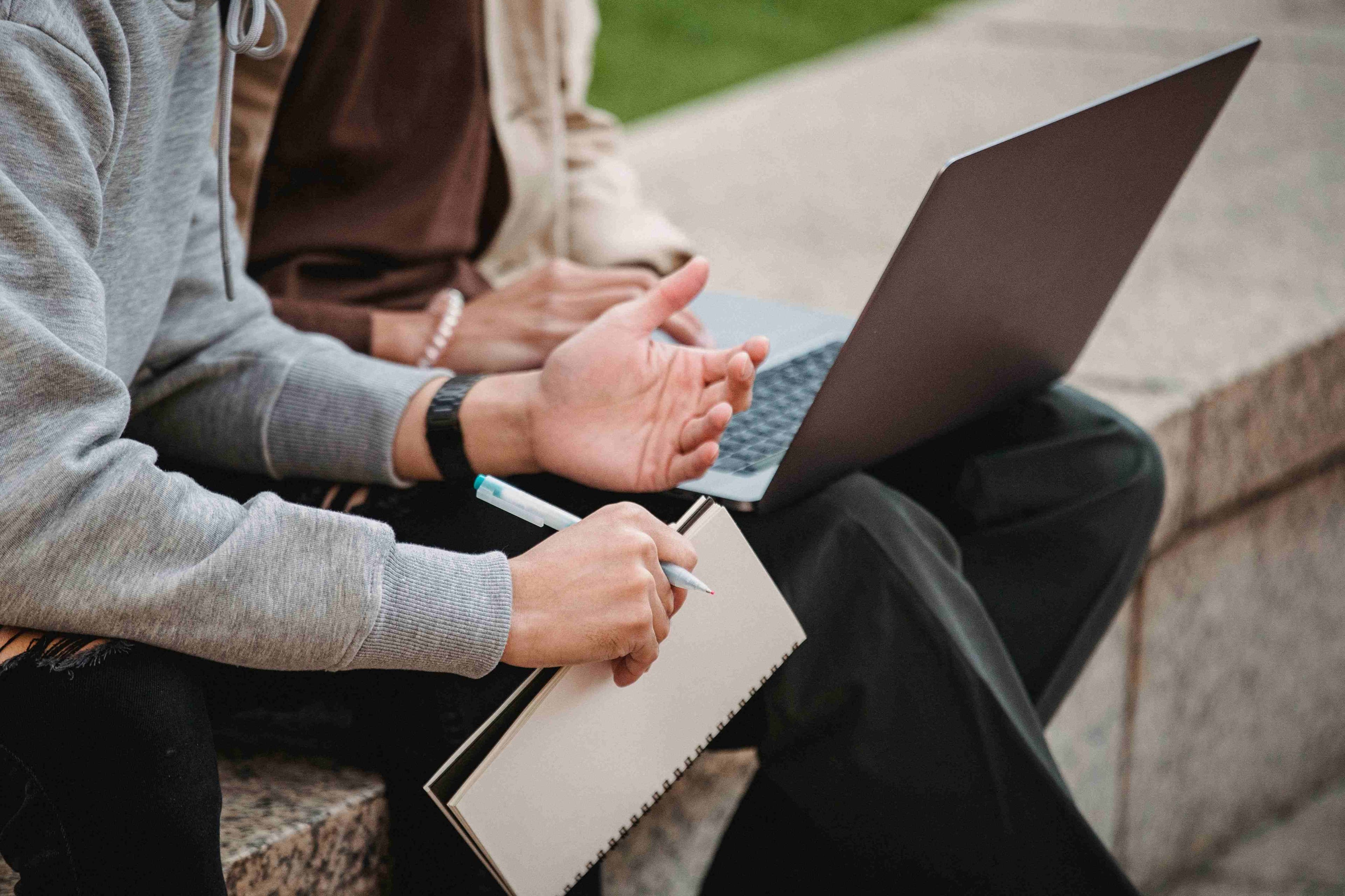 Orang mengetik di laptop membahas solusi keamanan jaringan